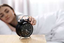 Το snooze δεν μπαίνει μόνο στο ξυπνητήρι – Πόσο επηρεάζει τον εγκέφαλο