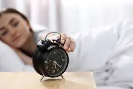 Το snooze δεν μπαίνει μόνο στο ξυπνητήρι – Πόσο επηρεάζει τον εγκέφαλο