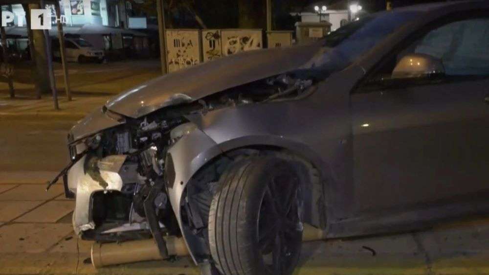 Θεσσαλονίκη: Αυτοκίνητο προσέκρουσε σε φανάρι και κατέληξε πάνω σε ταξί