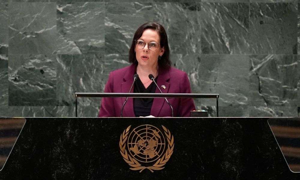 Πέταξαν σακούλα με ντομάτες και κρεμμύδια στην υπουργό Εξωτερικών της Σουηδίας – Δείτε βίντεο