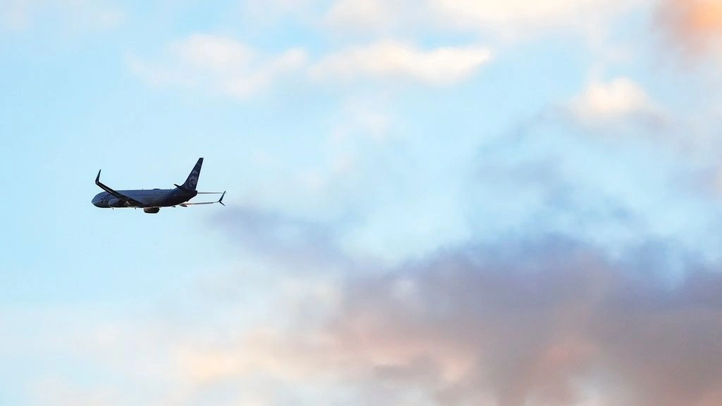 Θρίλερ στον αέρα: Αναγκαστική προσγείωση Boeing στη Ρώμη – Έβγαζε φλόγες από τον κινητήρα