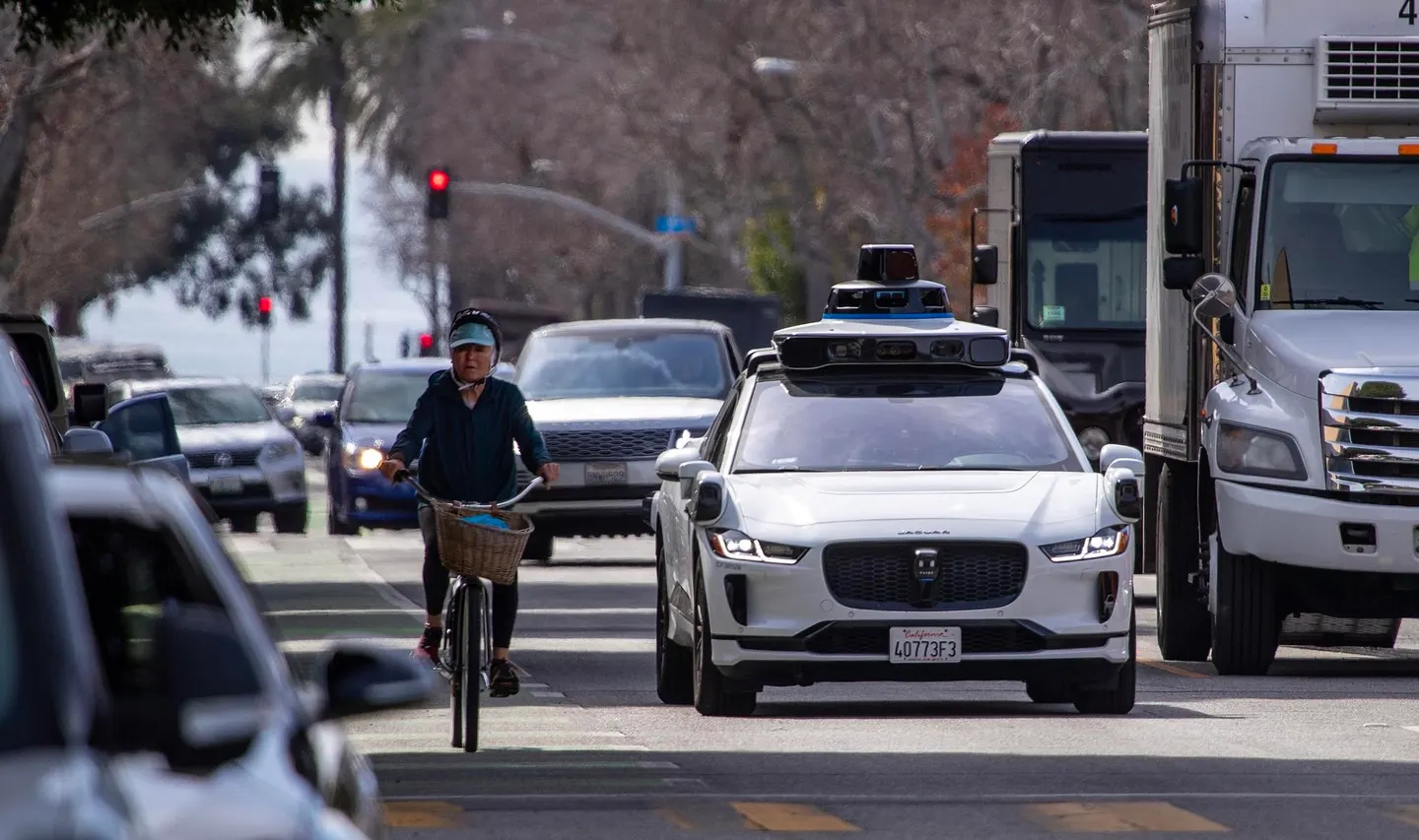 Η Waymo της Alphabet καταγράφει 150.000 διαδρομές με ρομποταξί και 1 εκατομμύριο χιλιόμετρα την εβδομάδα