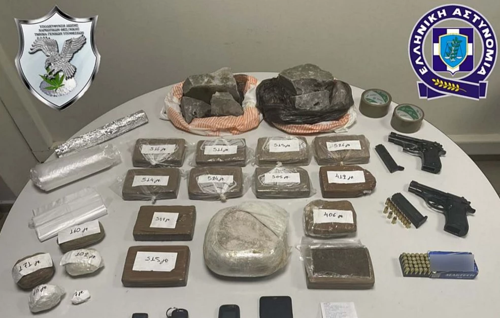 Η Δίωξη Ναρκωτικών συνέλαβε στο αεροδρόμιο της Σαντορίνης επιβάτη με αποσκευές που περιείχαν κάνναβη