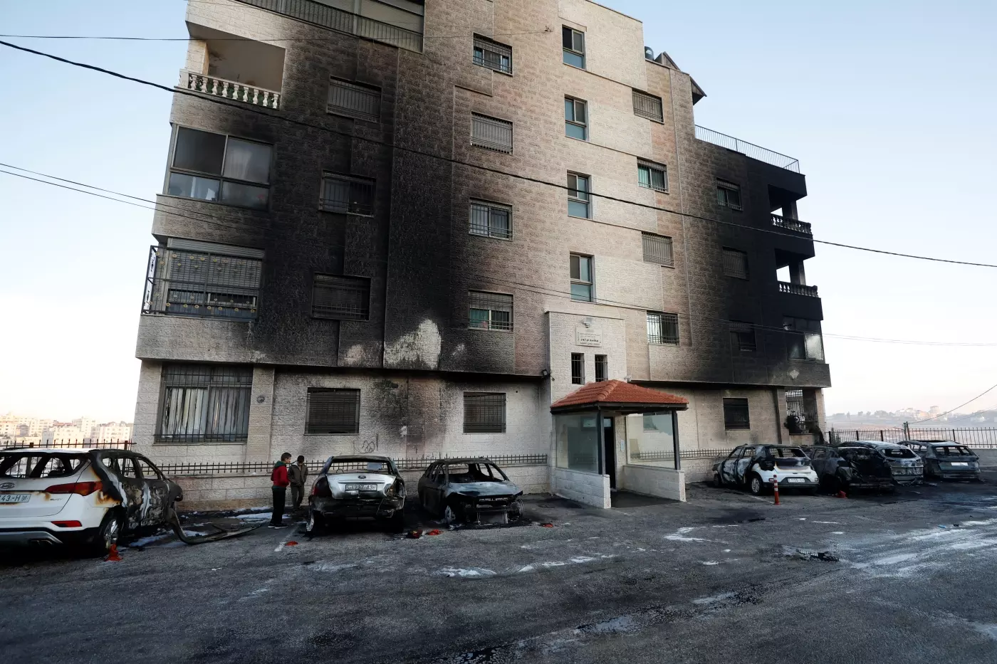Ένοπλοι ισραηλινοί έποικοι πυρπολούν παλαιστινιακά σπίτια, αυτοκίνητα και ελαιόδεντρα στη Δυτική Όχθη