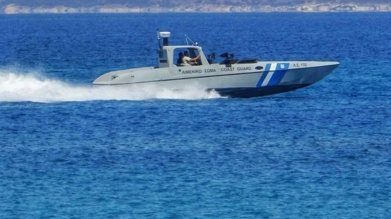 Το πλοίο «Νήσος Σάμος» δεν «έπιασε» στις Οινούσσες λόγω κακοκαιρίας