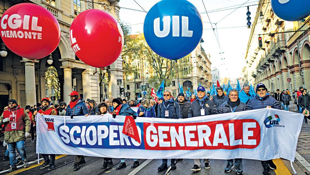 Χιλιάδες εργαζόμενοι διαδηλώνουν σε όλη την Ιταλία σε γενική απεργία