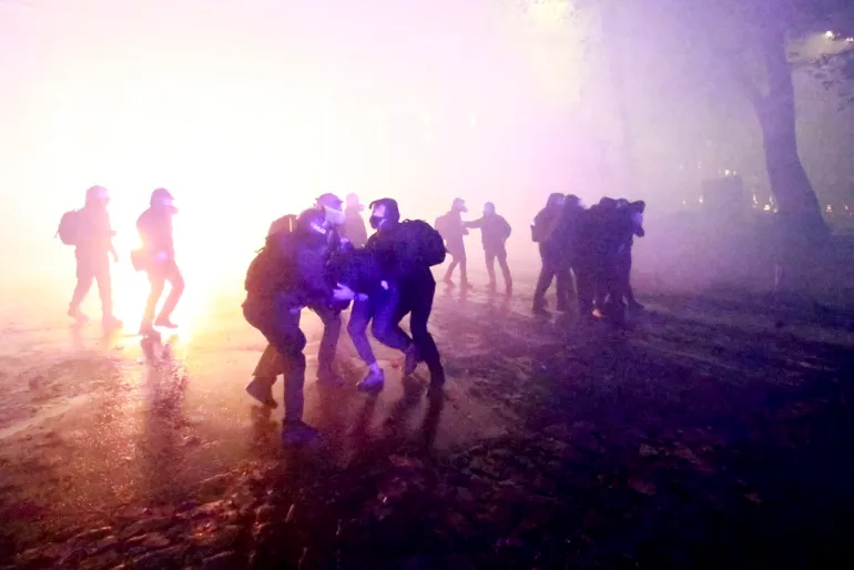 Συγκρούσεις διαδηλωτών στη Γεωργία με την αστυνομία μετά την αναστολή των συνομιλιών για την ένταξη στην ΕΕ από τον πρωθυπουργό