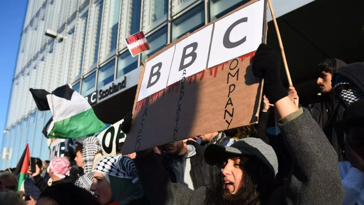 Πάνω από 100 υπάλληλοι του BBC κατηγορούν το δίκτυο για φιλοϊσραηλινή μεροληψία στην κάλυψη της Γάζας