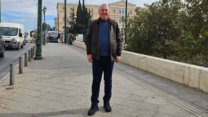 Ο ανεξάρτητος βουλευτής της Κωνσταντινούπολης Τζεμάλ Ενγκινιούτ με φόντο την Ελληνική Βουλή