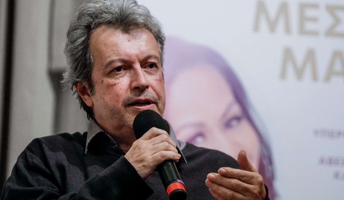 Γυαλιά – καρφιά στην παρουσίαση βιβλίου του Τατσόπουλου: Ο συγγραφέας πέταξε εικόνα της Παναγίας  (Βίντεο)