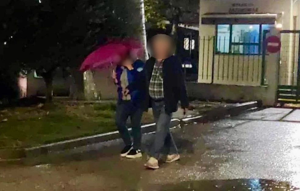 Γυναικοκτονία στο Αγρίνιο: Οι γονείς του 30χρονου τον επισκέφθηκαν στα κρατητήρια (βίντεο)