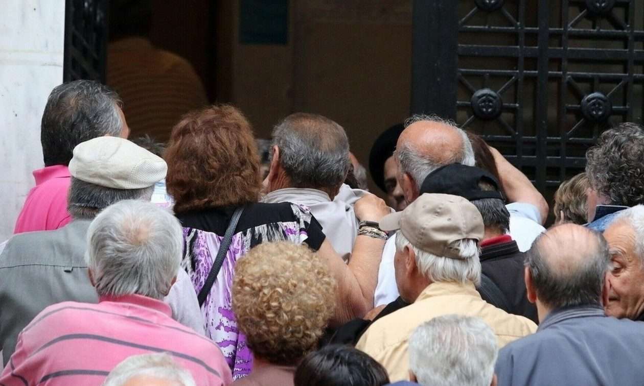 Αναδρομικά έως 8.500 ευρώ: Πότε «ΜΠΑΙΝΟΥΝ ΤΑ ΛΕΦΤΑ» – Ποιούς αφορά