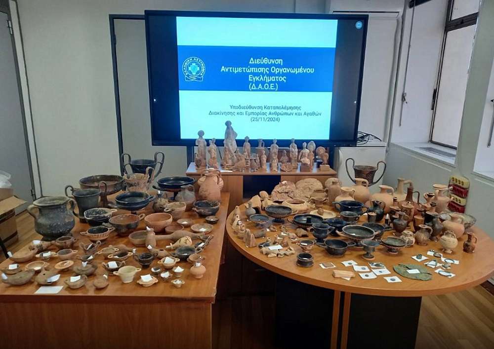 Άλιμος: Αρχαία αντικείμενα εντοπίστηκαν σε σπίτια – Δύο συλλήψεις