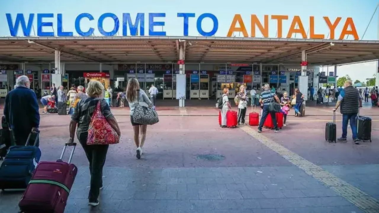 Η ακρίβεια και οι φόροι στην Ελλάδα «σπρώχνουν» καθημερινά 30.000 τουρίστες στην Αττάλεια!