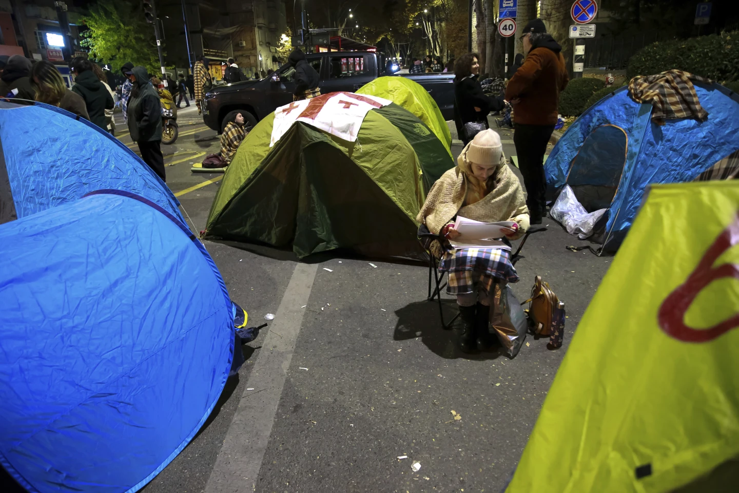 Διαδηλωτές στην πρωτεύουσα της Γεωργίας στήνουν καταυλισμό με σκηνές και ζητούν νέες εκλογές