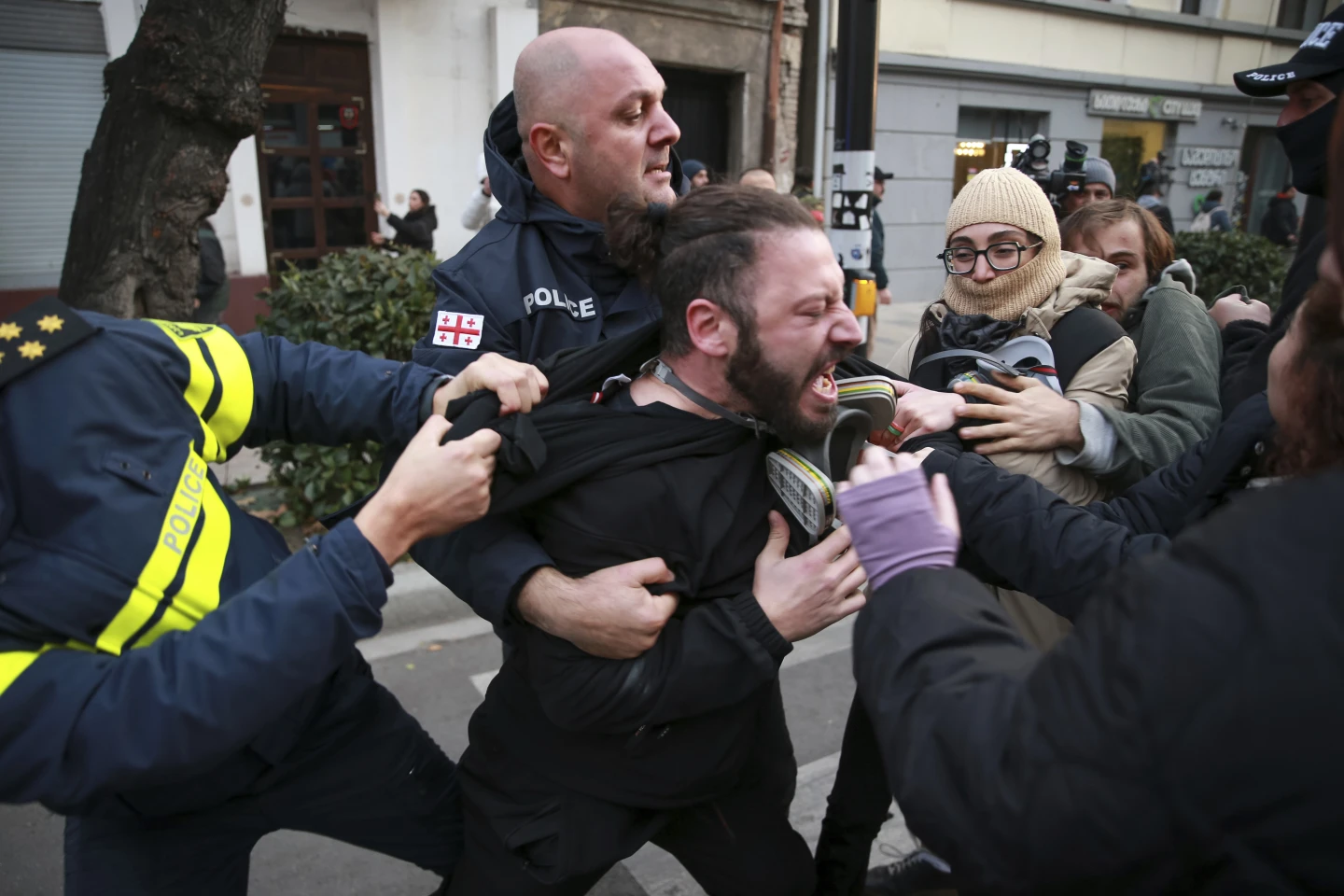 Η αστυνομία στην πρωτεύουσα της Γεωργίας διαλύει έναν καταυλισμό σκηνών που είχαν στήσει διαδηλωτές που ζητούσαν νέες εκλογές