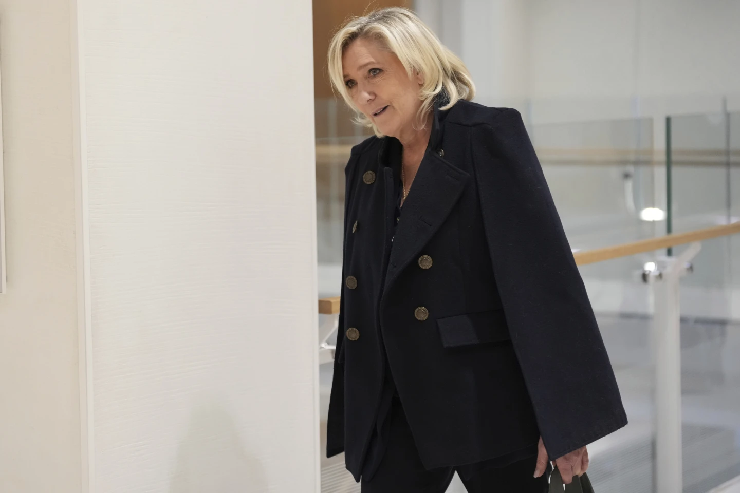 Η Λεπέν απειλεί να ρίξει την κυβέρνηση για τον σχεδιαζόμενο προϋπολογισμό