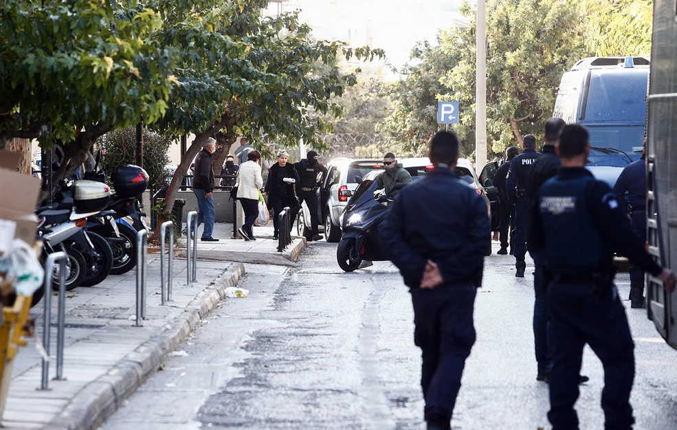 Έκρηξη βόμβας στους Αμπελόκηπους: Στην Ευελπίδων ο 31χρονος – Αρνείται ότι έχει σχέση με τρομοκρατικές ενέργειες