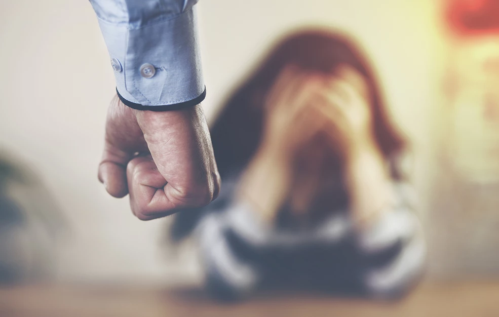 Θεσσαλονίκη: Ξυλοκόπησε την αδελφή του επειδή μιλούσε δυνατά με τον υδραυλικό και τον ξύπνησε