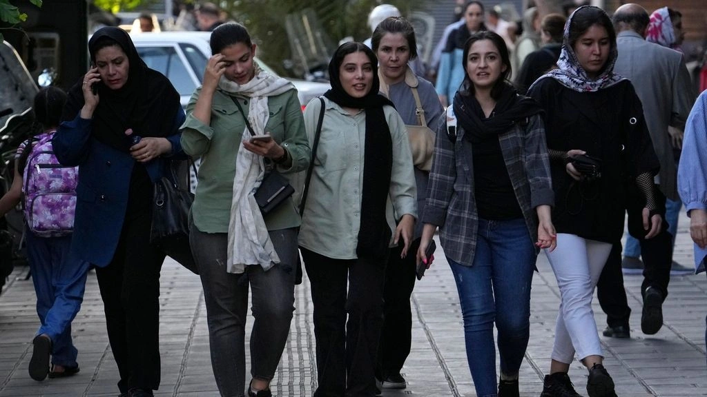 Το Ιράν ανακοίνωσε «κλινική θεραπείας» για γυναίκες που αψηφούν τους νόμους για το χιτζάμπ