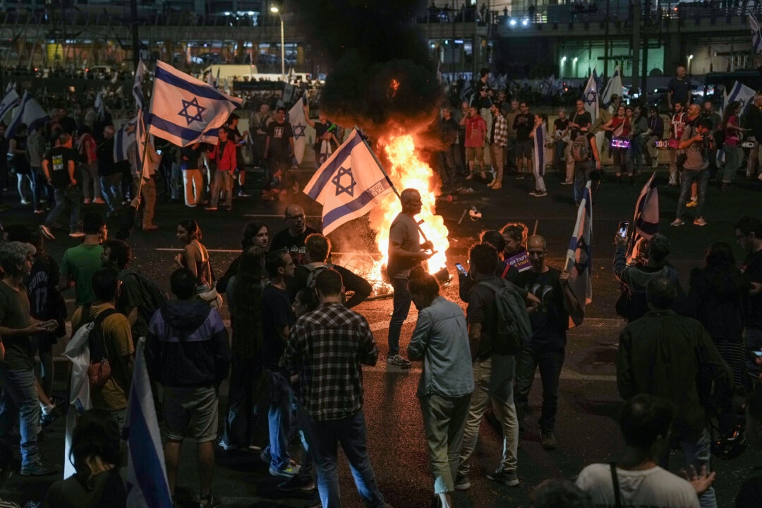 Διαμαρτυρίες ξεσπούν στο Ισραήλ μετά την αποπομπή του υπουργού Άμυνας Γκαλάντ από τον Νετανιάχου