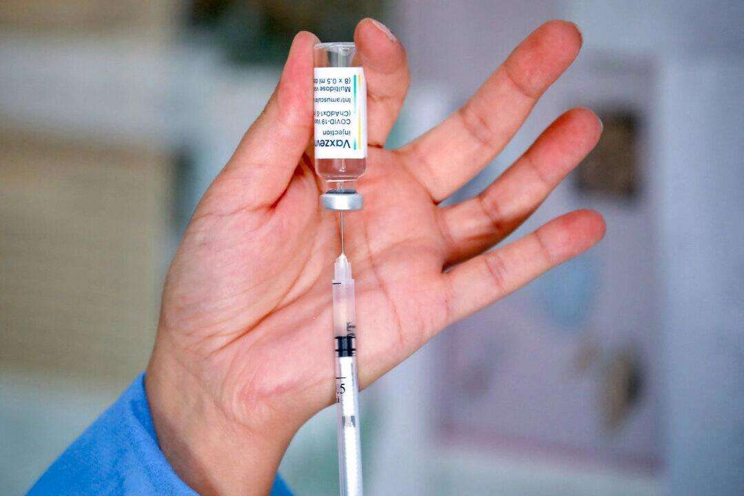 Συμμετέχουσα σε δοκιμές της AstraZeneca είχε παρενέργειες και η εταιρεία αρνήθηκε να τη βοηθήσει παρά τη σύμβασή τους