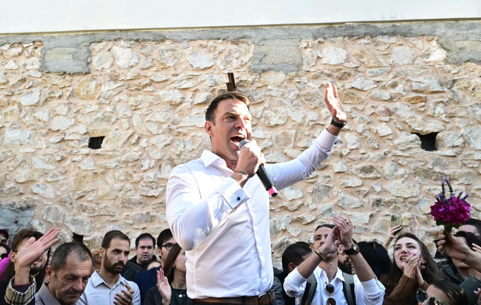 Politico: «Η αξιωματική αντιπολίτευση στην Ελλάδα διαλύεται περαιτέρω»