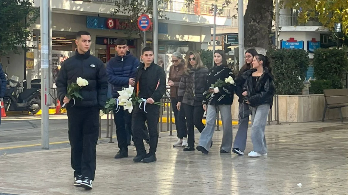 Βασίλης Μαντζουράνης – κηδεία: Πλήθος κόσμου στο τελευταίο αντίο του μέλους του συγκροτήματος «Δυτικές Συνοικίες»