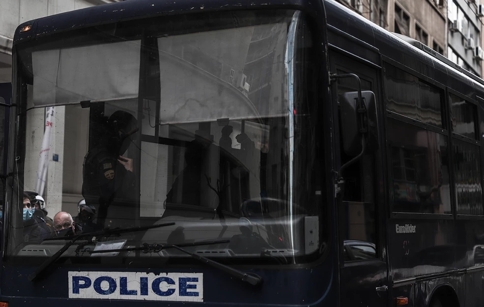 Κλούβα των ΜΑΤ έπεσε σε σταθμευμένα αυτοκίνητα και ντεραπάρισε