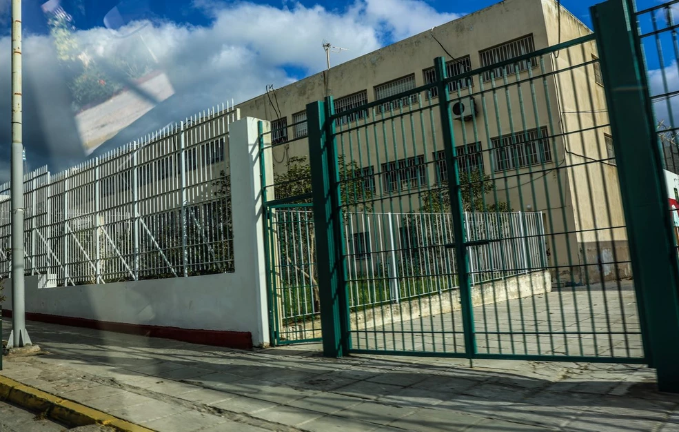 Άγνωστοι πέταξαν μπαλάκια του τένις με ναρκωτικά στο προαύλιο των φυλακών Κορυδαλλού