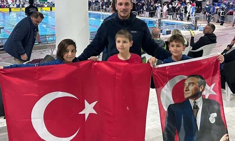 Νέα Πρόκληση από Τουρκικά ΜΜΕ: Πανηγυρίζουν με πανό του Ατατούρκ σε κολυμβητικούς αγώνες στην Ορεστιάδα!