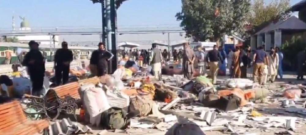 Πακιστάν – Δεκάδες νεκροί και τραυματίες από έκρηξη βόμβας σε σιδηροδρομικό σταθμό