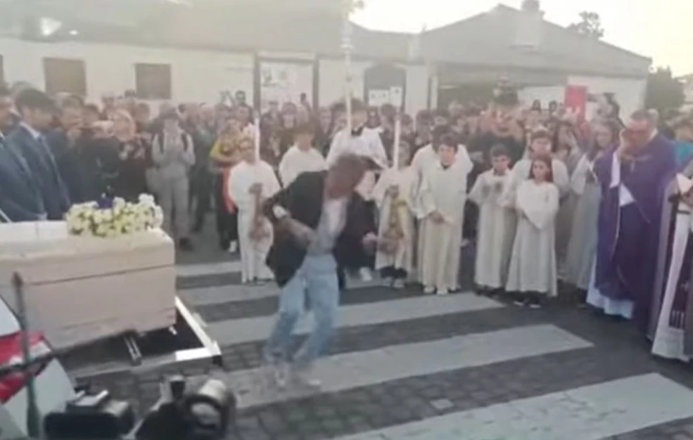 Παππούς διοργάνωσε rave κηδεία για τον 15χρονο εγγονό του και χόρευε ξέφρενα δίπλα από το φέρετρό του – «Ήταν μια δήλωση αγάπης»