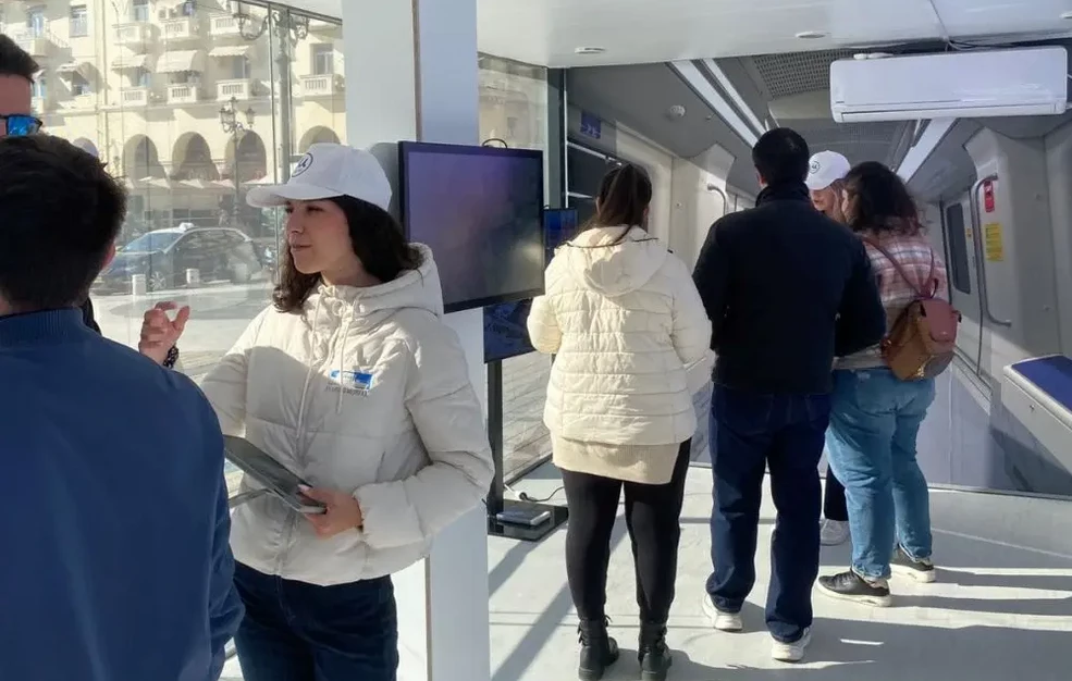 Περίπτερο πληροφόρησης του επιβατικού κοινού για το μετρό της Θεσσαλονίκης στην πλατεία Αριστοτέλους