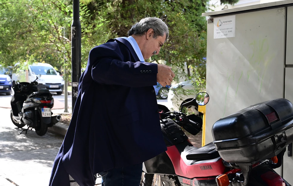 Πηγές Κασσελάκη: Η μη εκλεγμένη κόρη του Πολάκη από ποια πόρτα μπήκε στο συνέδριο, από την μπροστά ή από την πίσω;
