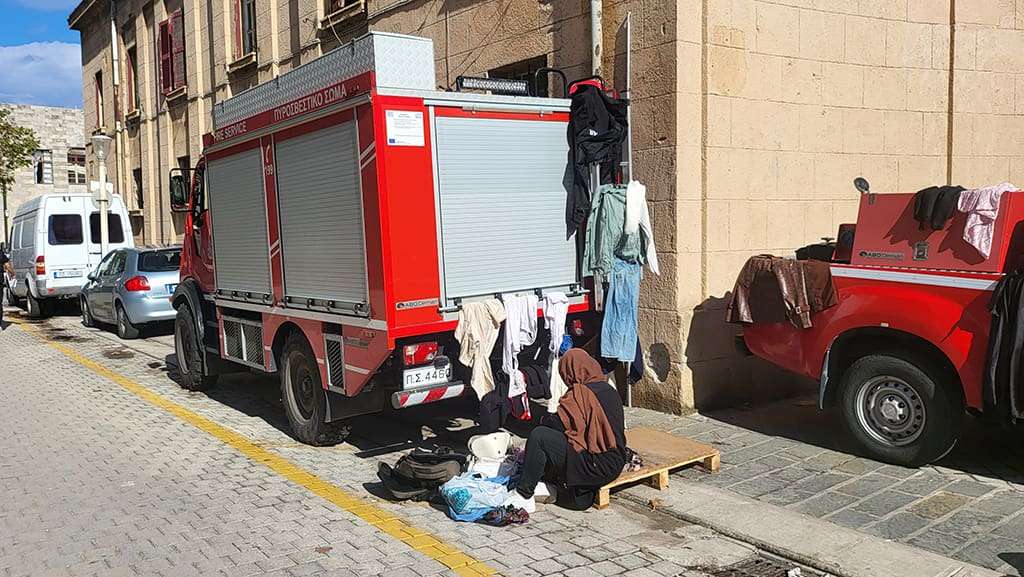 Ρόδος: Οι παράνομοι μετανάστες μετέτρεψαν σε απλώστρες τα πυροσβεστικά οχήματα