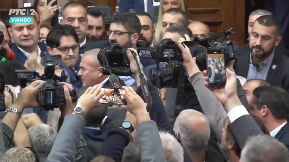 Σερβία: Ρινγκ έγινε το κοινοβούλιο – Βουλευτές πιάστηκαν στα χέρια στη συζήτηση για τον προϋπολογισμό