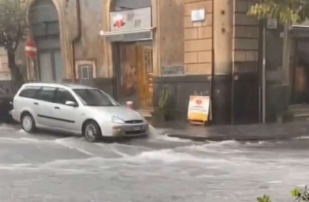 Σικελία: Κακοκαιρία πλήττει την Κατάνια – Οδηγοί εγκλωβίστηκαν στα οχήματά τους (Βίντεο)