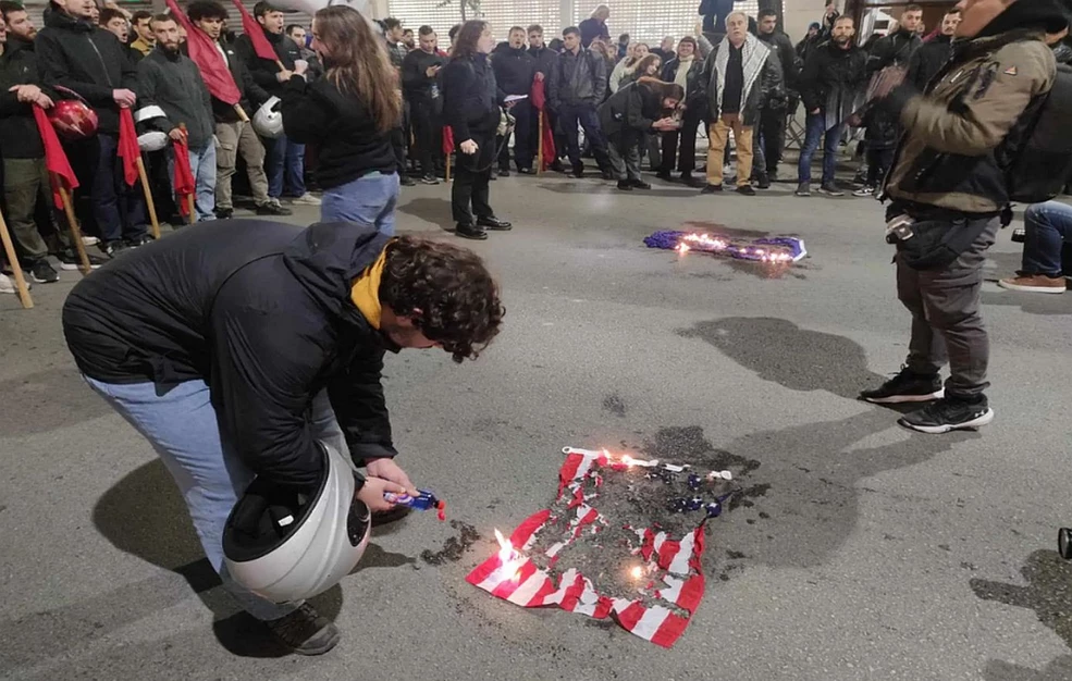 Κάηκαν σημαίες των ΗΠΑ, του Ισραήλ και του ΝΑΤΟ στην πορεία της Θεσσαλονίκης για την εξέγερση του Πολυτεχνείου (βίντεο)