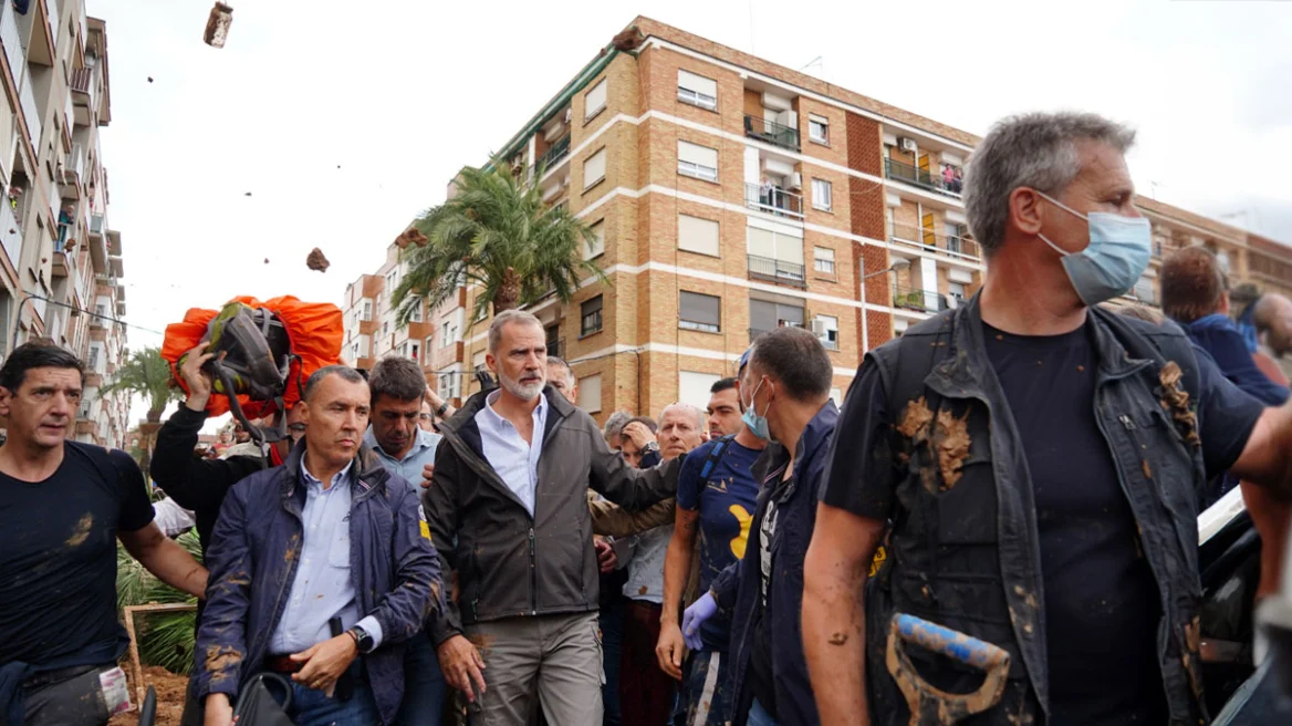 Πλημμύρες στην Ισπανία: Επίθεση στον βασιλιά Φελίπε από εξαγριωμένους κατοίκους – «Δολοφόνοι, δολοφόνοι»