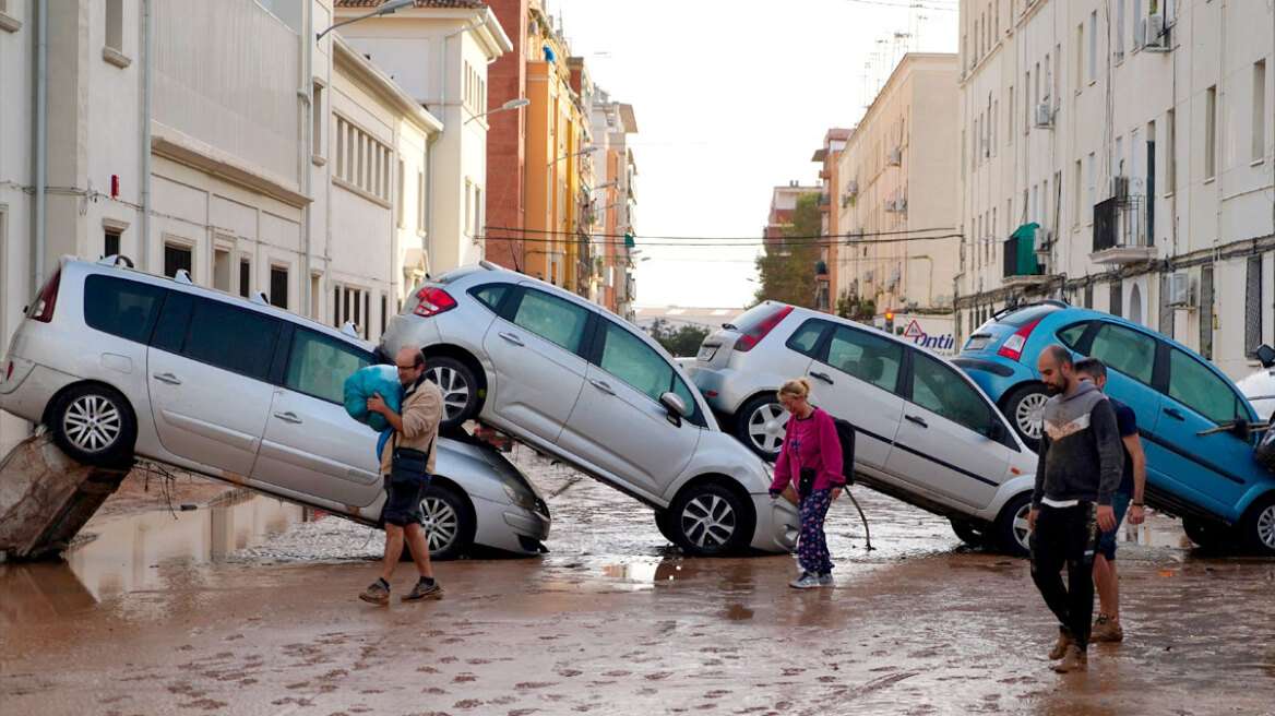 Αποστολή 10.000 περισσότερων στρατιωτών και αστυνομικών στη Βαλένθια