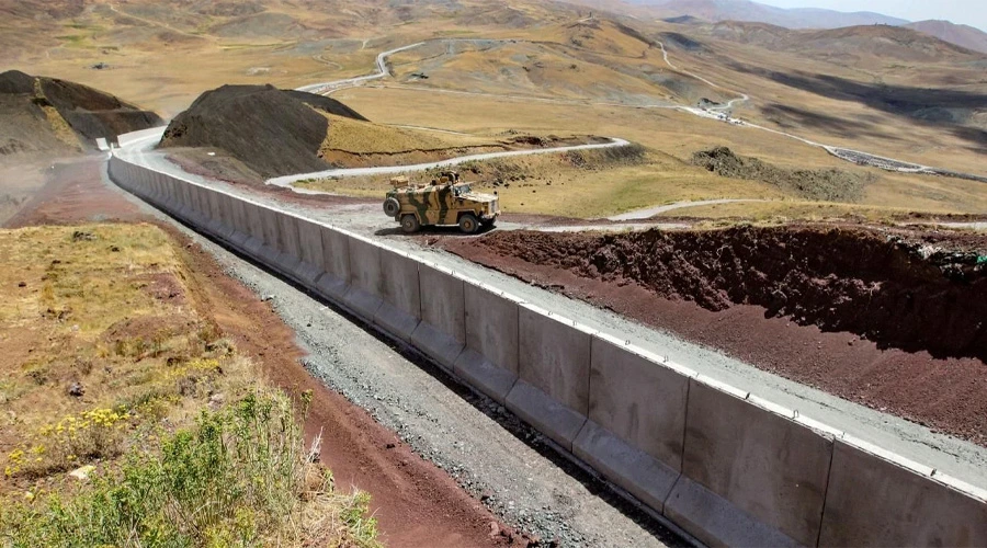 Η Τουρκία εξοπλίζει τα σύνορα της με ατσάλινες σκοπιές και 200 θερμικές κάμερες