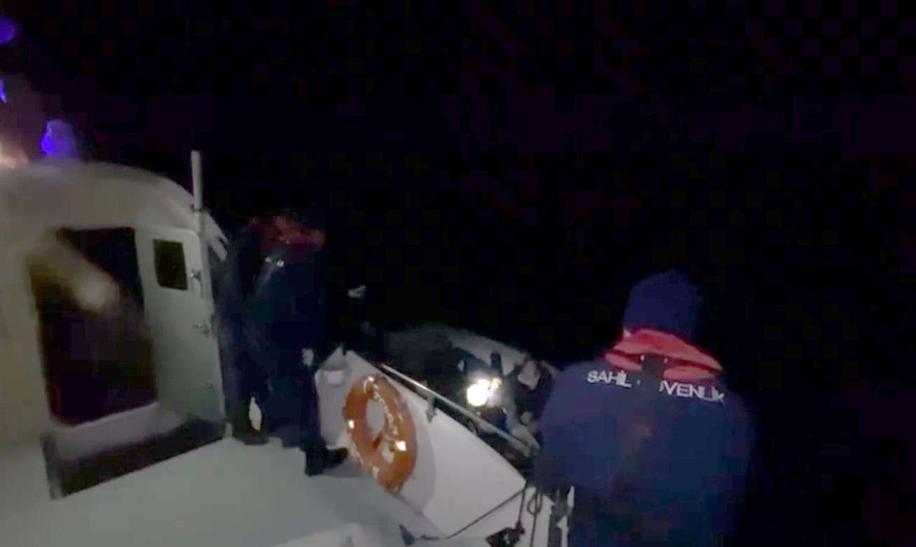 Τουρκικό Λιμενικό: 13 λαθρομετανάστες (μαζί με 15 παιδιά) διασώθηκαν στα ανοιχτά της Σμύρνης