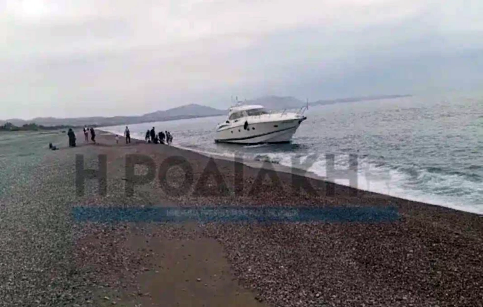 Άνετοι λαθρομετανάστες αποβιβάζονται από θαλαμηγό στη Ρόδο (βίντεο)