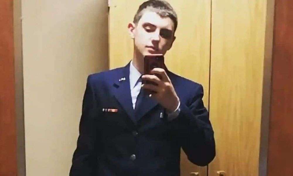 Δεκαπέντε χρόνια κάθειρξη σε νεαρό υποσμηνία για διαρροή απορρήτων