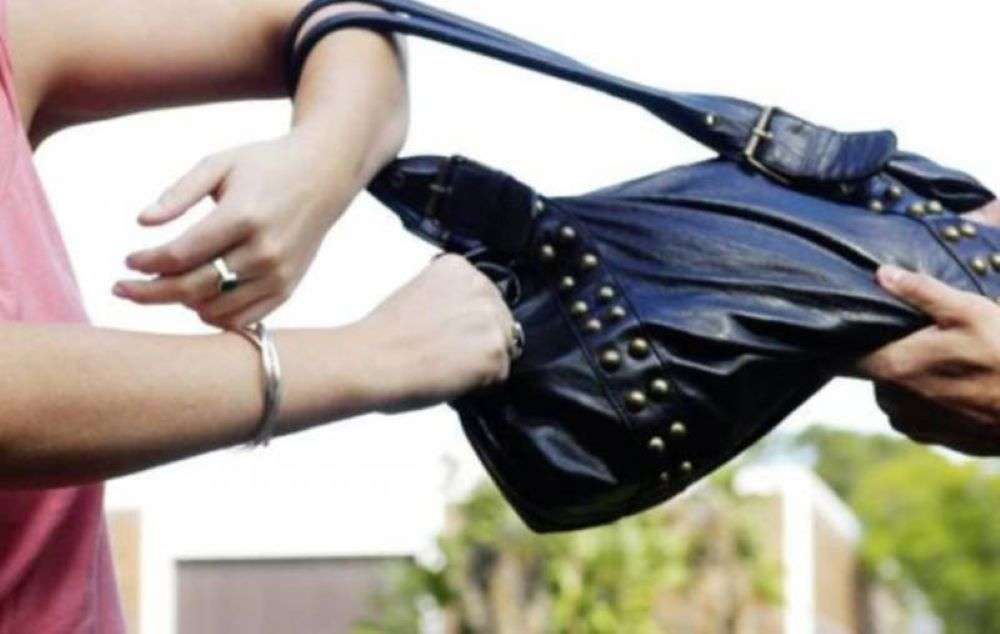 Τραυμάτισαν ηλικιωμένη ρίχνοντάς την κάτω για να κλέψουν την τσάντα της