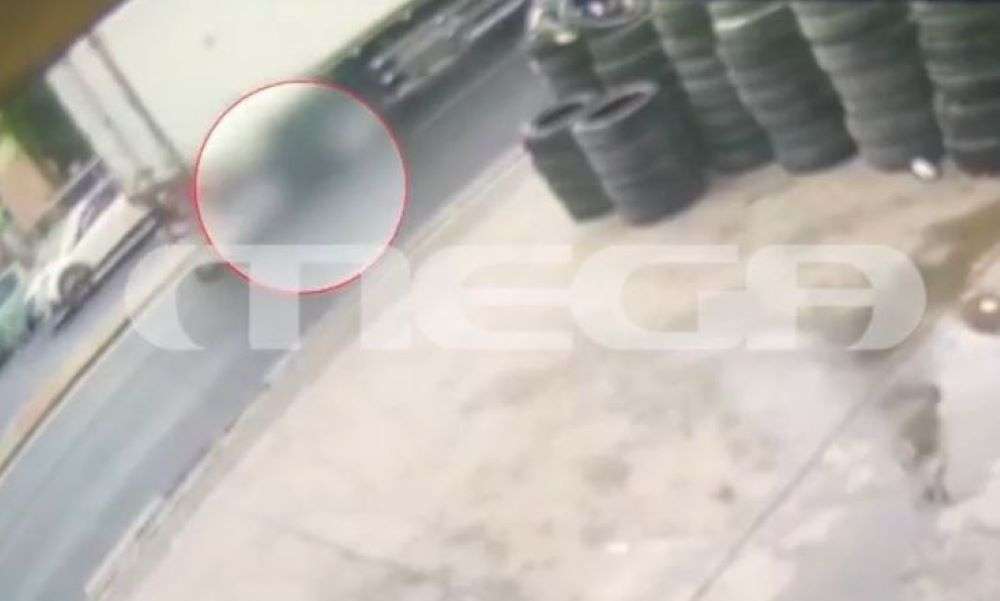 Φορτηγό σέρνει για δεκάδες μέτρα ηλικιωμένο