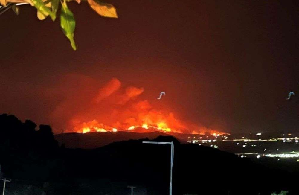 Καίγεται ακόμη το εργοστάσιο ανακύκλωσης στη ΒΙΠΕ Βόλου – Σε συναγερμό η Πυροσβεστική