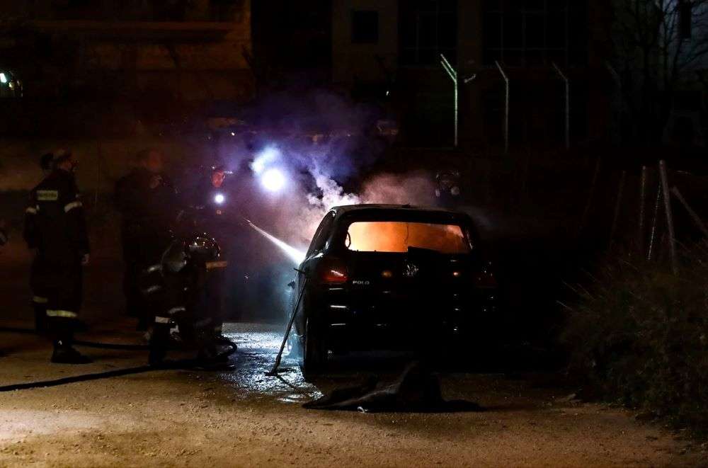 Φωτιά σε επτά σταθμευμένα οχήματα στα Πατήσια – Καταστράφηκαν ολοσχερώς