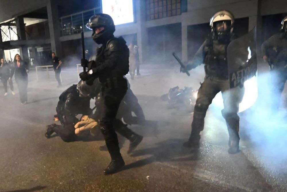 Έξω από τη Βουλή οι εποχικοί πυροσβέστες: 14 τραυματίες μετά τα άγρια επεισόδια στο Υπ. Κλιματικής Κρίσης